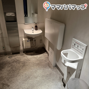 CICADA（シカダ）(多目的トイレ内)のオムツ替え台情報 画像1