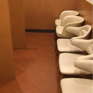 個室風の椅子の前に六つ