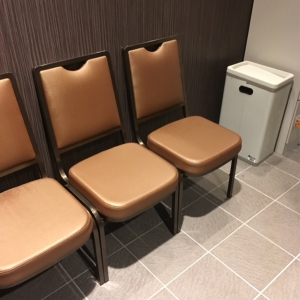 2階 女性更衣室 入ってすぐには椅子が数脚