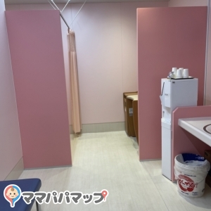 平日の午前中に使用しました。清潔感がありベビーカーごと入れるため助かりました。また授乳室は店内のbgmではなくオルゴールが流れているためリラックスできます。