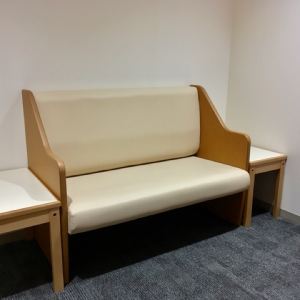 4階 授乳室 荷物置き場と椅子3脚