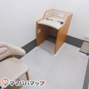 シンプルな設備でしたが、必要十分だと思います。(椅子、おむつ交換台、ゴミ箱各1。2024年11月24日時点)