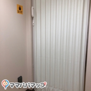 鍵がかけられる個室のドアです。