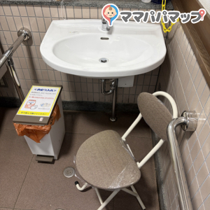 出羽三山神社有料トイレ(1F)の授乳室・おむつ替え台の写真(2枚目)