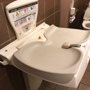 くら寿司小金井店のオムツ替え台情報 画像1