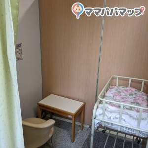 ベッドもあります。カーテンを引いて利用します。