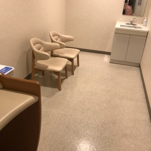 完全個室で広々。パパ等、男性も入れます。
