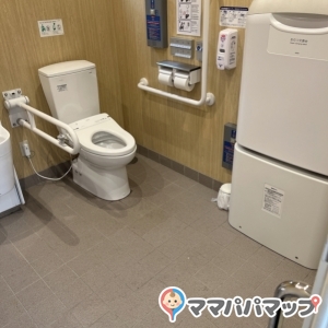 駅のホームに多目的トイレです