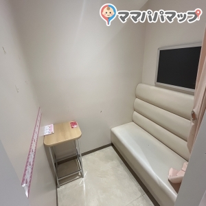 リーフウォーク稲沢店 ビレバン横ベビールーム(1F)の授乳室・オムツ替え台情報 画像1