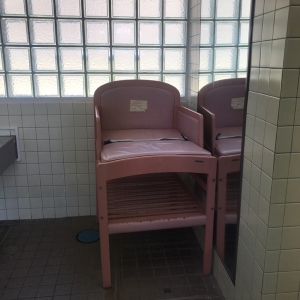 女性トイレにオムツ替え台がありました。手を洗う場合に置いてあり、扉がないので寒い季節は厳しそうです。