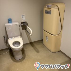 クリニック等があるフロアの2階の多目的トイレにオムツ台があります