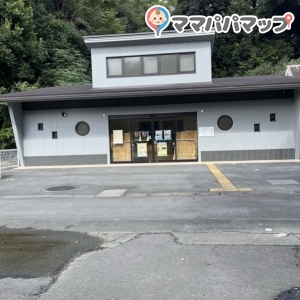 ペンギンエリア目の前の建物です。