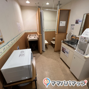 トイレ脇授乳室(2F)の授乳室・オムツ替え台情報 画像6