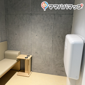 ５階の授乳室です。おむつ交換台と長めの椅子と小さなテーブルだけで水道やゴミ箱はありません。空調があるのかないのか、夏や冬はどうなのかな？と感じました。鍵がないので少し不安ですが新しい施設なので綺麗でした