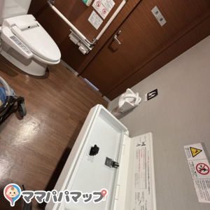 洋服の青山 神戸東灘店のオムツ替え台情報 画像2