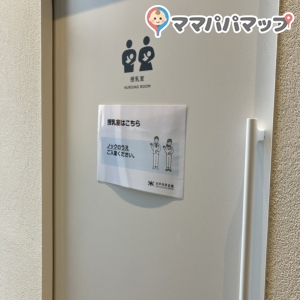 1階です。エレベーター(北)の正面にあります