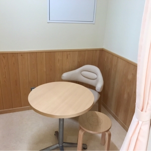 授乳室です。カーテンで仕切られてます。エアコン有り。