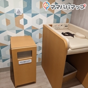 オムツ台とゴミ箱