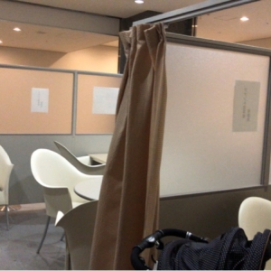 左側がテナント関係者の休憩所。右側が授乳室。