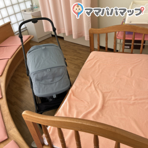 広々しててベビーカー余裕で入ります。ベッドもあるし体重も測れます。ただ鍵がなく、開けたらすぐ授乳スペースなのでカーテン閉めないともし誰か入ってきた時に授乳してるとこ丸出しなのでカーテン必須です。