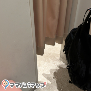 カーテンが微妙に短い（といっても地面から40cmくらいはあります）のが気になりましたが、利用したときは空いていたので特段問題はありませんでした