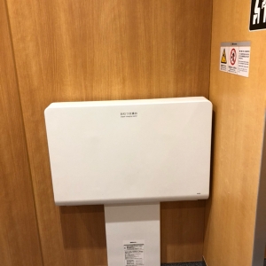 女子トイレ内にあります。