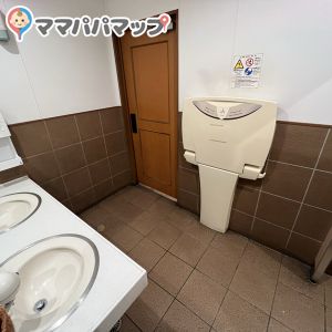 くら寿司小金井店のオムツ替え台情報 画像1