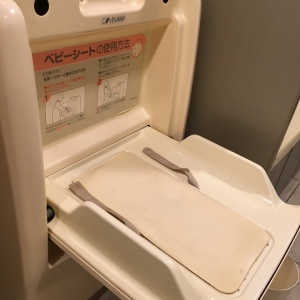 肉の万世 秋葉原本店(4F)のオムツ替え台情報 画像3