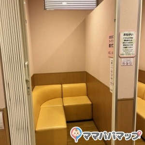 広々してて使いやすい授乳室でした！アコーディオンカーテンでしっかり仕切れるので安心でした。