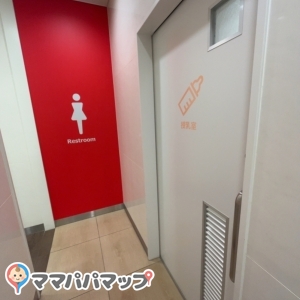 女性トイレ入口手前に授乳室あります。