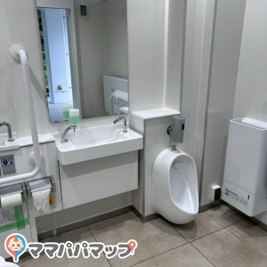 万博記念公園 外トイレの授乳室・おむつ替え台の写真(1枚目)