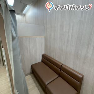授乳＆搾乳スペースです。ベビーカーもおけて3人入れる広さ。合計3箇所あります。
