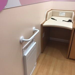 着替え、大きい子のオムツ替え用の台もあります。