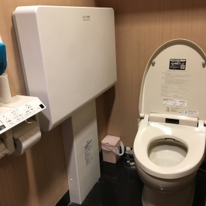 女性用トイレ、左の個室の中におむつ台があります