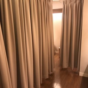 授乳スペースの中にはカーテンで仕切られた個室があります。