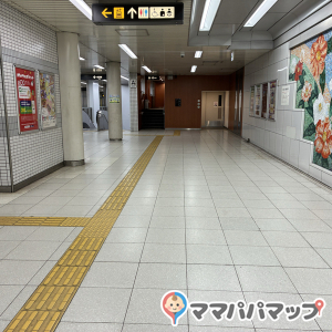 改札内の奥にあります