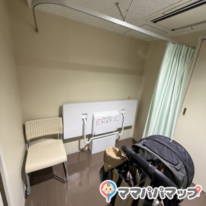 一階救護室兼授乳おむつ替えスペース