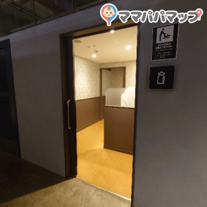お店の奥に入口があります