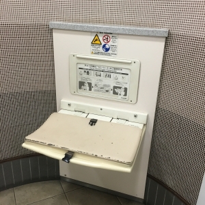 田町駅(2階 改札内多目的トイレ内)の授乳室・おむつ替え台の写真(1枚目)