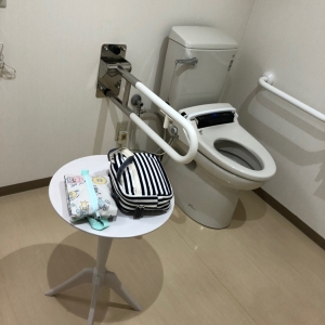 カリモク家具 緒川アウトレット(1F)の授乳室・おむつ替え台の写真(1枚目)