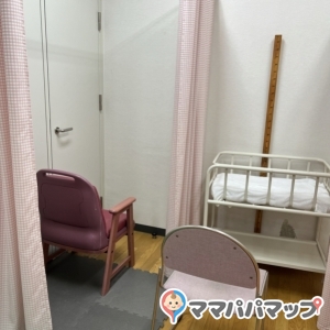 2階の奥の方にありました。場所がいまいち分からなかったので職員の方に聞くとここですと電気をつけてくれました。