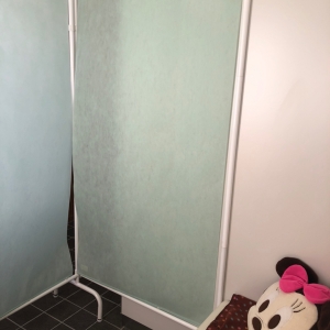 仕切りです。この後ろはカーテンの無い窓です。