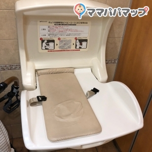 御殿場プレミアム・アウトレット(ママのリフォーム横のトイレ)のオムツ替え台情報 画像1