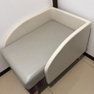 おむつ台(膝の高さで少し低め)