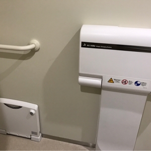 授乳室内にオムツ交換台があります。