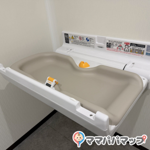 クスリのアオキ 大河原幸町店の授乳室・おむつ替え台の写真(1枚目)