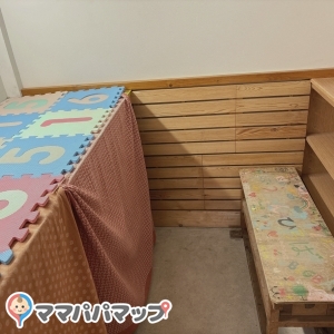 ふわふわドーム近くのプレリーダーハウスの中にも授乳室、オムツ台あります。ハウス内にたくさんの絵本とプレイマットのゾーンがあるので、授乳中上の子を待たせておくこともできそう。公園内に2箇所あるのはありがたい。