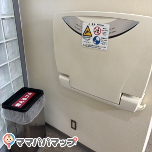 マリンゲート塩釜(  2F  女子トイレ内)の授乳室・おむつ替え台の写真(1枚目)