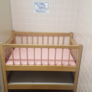 西松屋入間店(女子トイレ内)のオムツ替え台情報 画像1