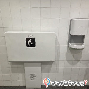 ジーユー 春日フォレストシティ店(入口右手トイレ)の授乳室・おむつ替え台の写真(1枚目)